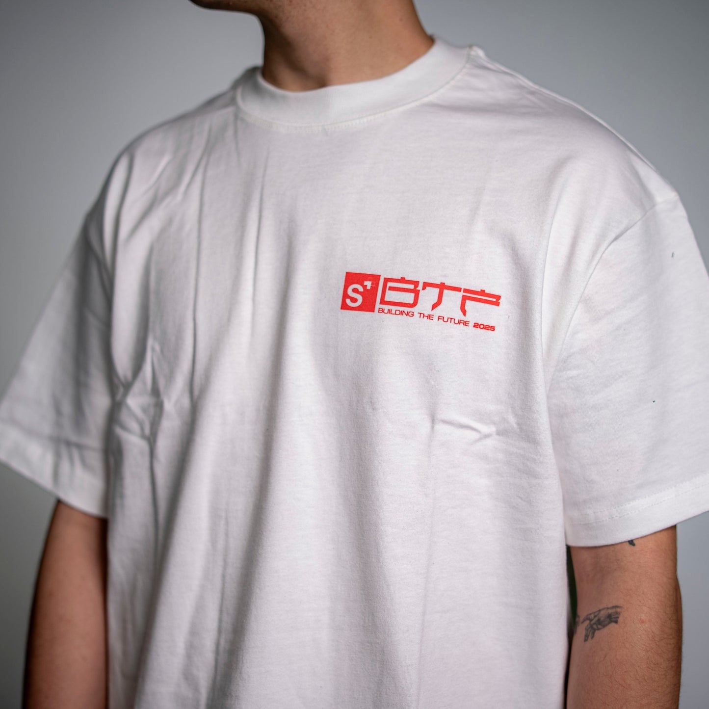 PLAYERA BTF Blanco/Rojo